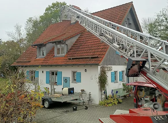 Drehleiter für Montage- und Reparaturarbeiten Drehleiter für Montage- und Reparaturarbeiten