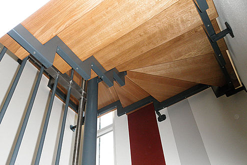 Holztreppe mit Handlauf, Ansicht von unten